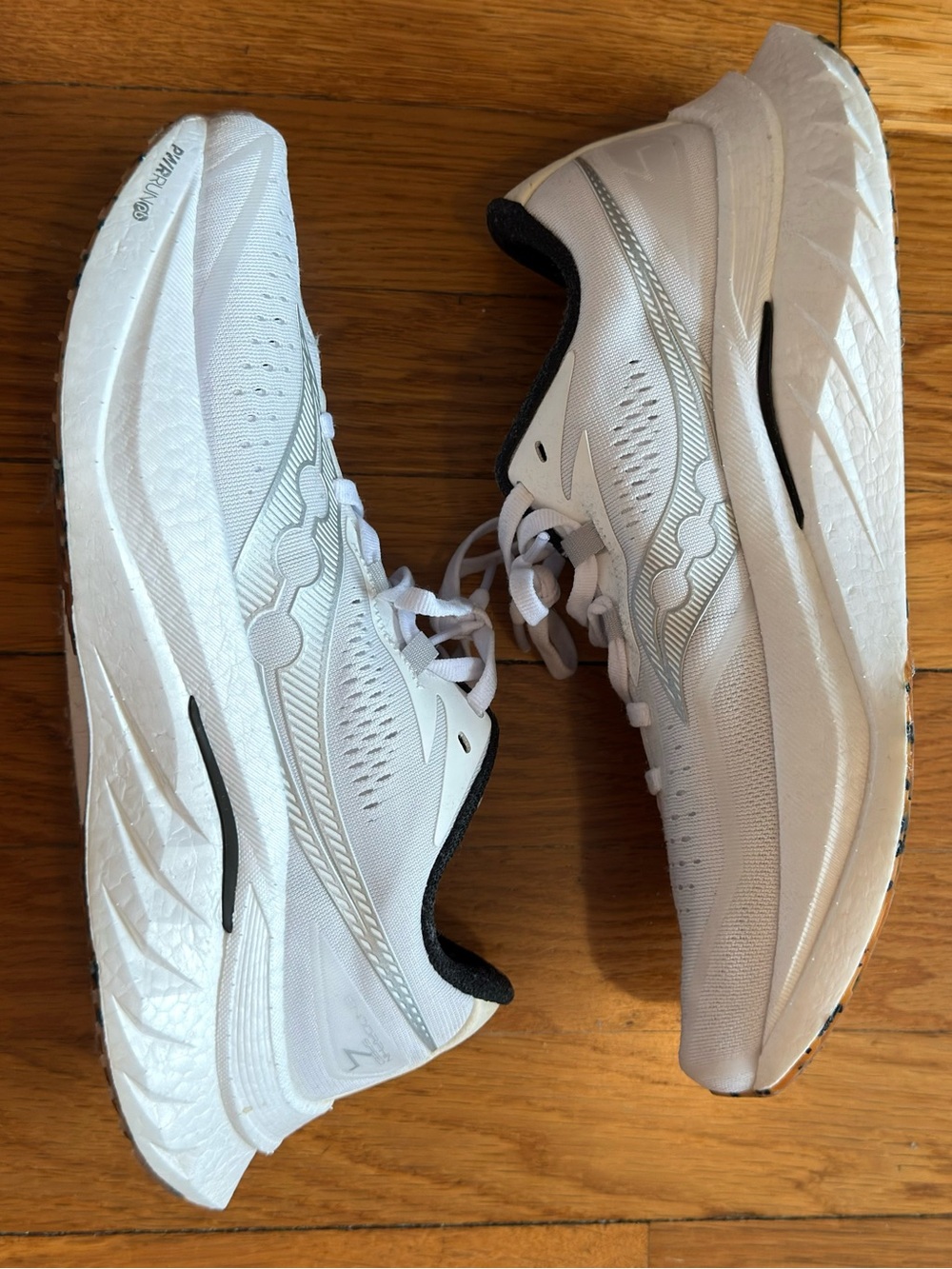 Saucony Endorphin Speed 4 White and Black Men's Running Shoes with gum bottom